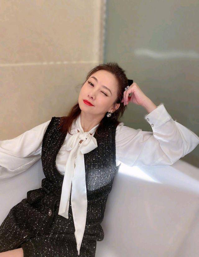 黑色|翁虹年过半百依旧风姿卓越，飘带衬衫配小香风连衣裙，高贵典雅