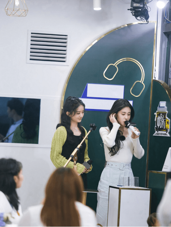场合|赵丽颖张碧晨《中餐厅》合体场合，俩人都是单身妈妈，衣品真挺像