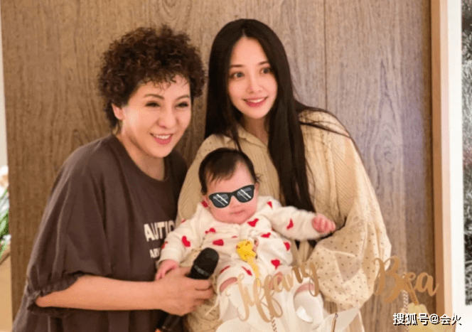 向佐|郭碧婷带女儿逛公园！全程抱女儿累到就地蹲下，身旁紧跟两名助手