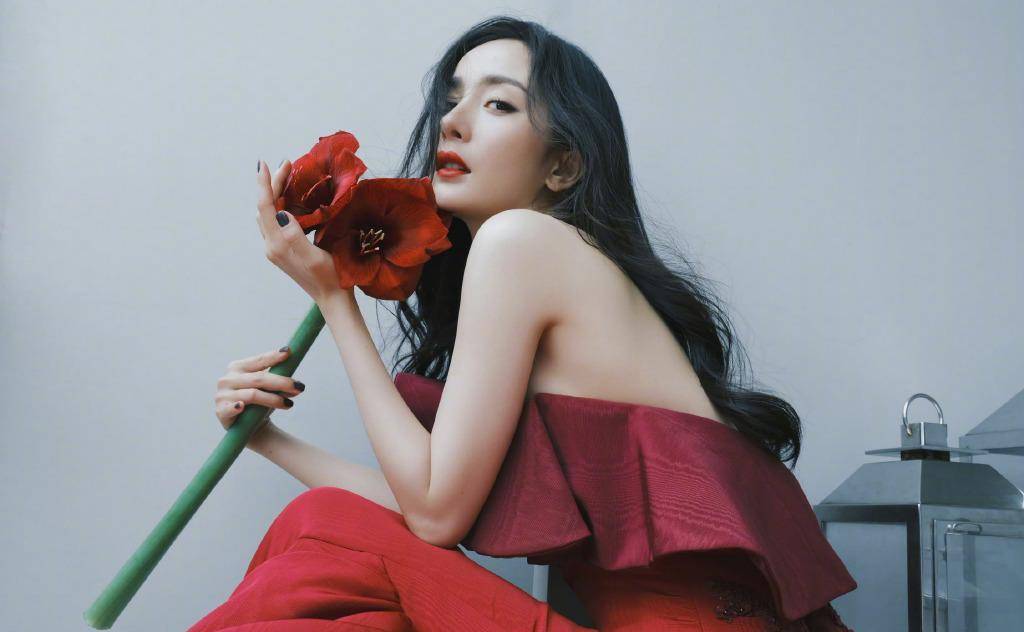 气息|杨幂新年写真红红火火，席地而坐裙摆大张，手持鲜花姿态娇媚