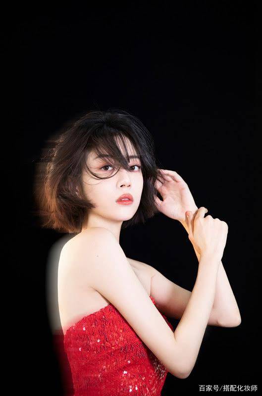 发型|李溪芮晒生日写真,穿一条红色亮片齐肩裙美得很,气质越来越好!