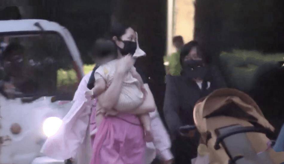 郭碧婷|郭碧婷带女儿逛公园，素颜出行打扮低调，全程抱着小奶皇母爱爆棚
