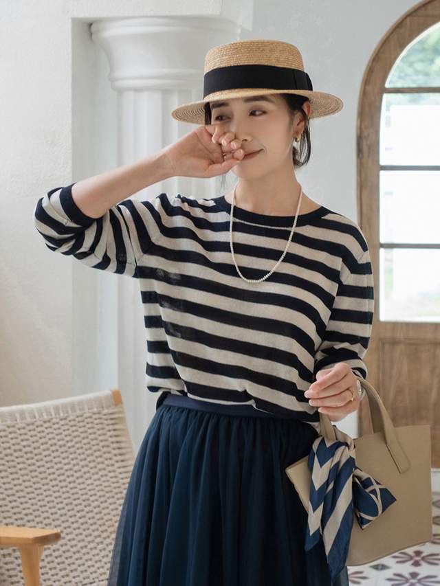 西裤|今年秋天“条纹衫”又火了，搭配上牛仔裤或直筒西裤，高级又洋气