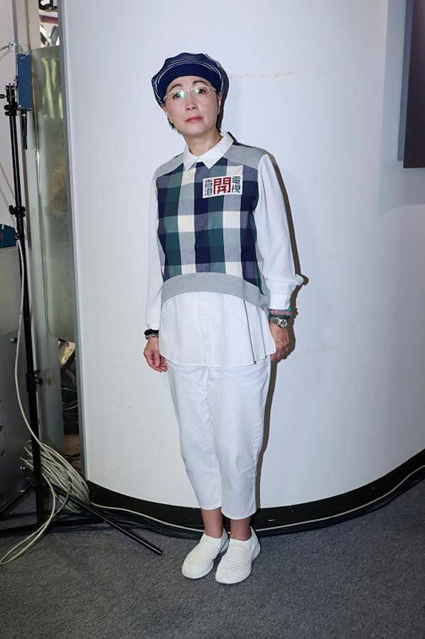 丑也挺|年近60的“石榴姐”不扮丑也挺美，休闲卫衣配阔腿裤，看着挺清爽