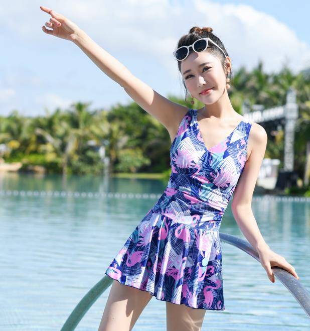 日本模特鼓浪屿拍写真，身穿靓丽沙滩裙，这模样成熟有魅力