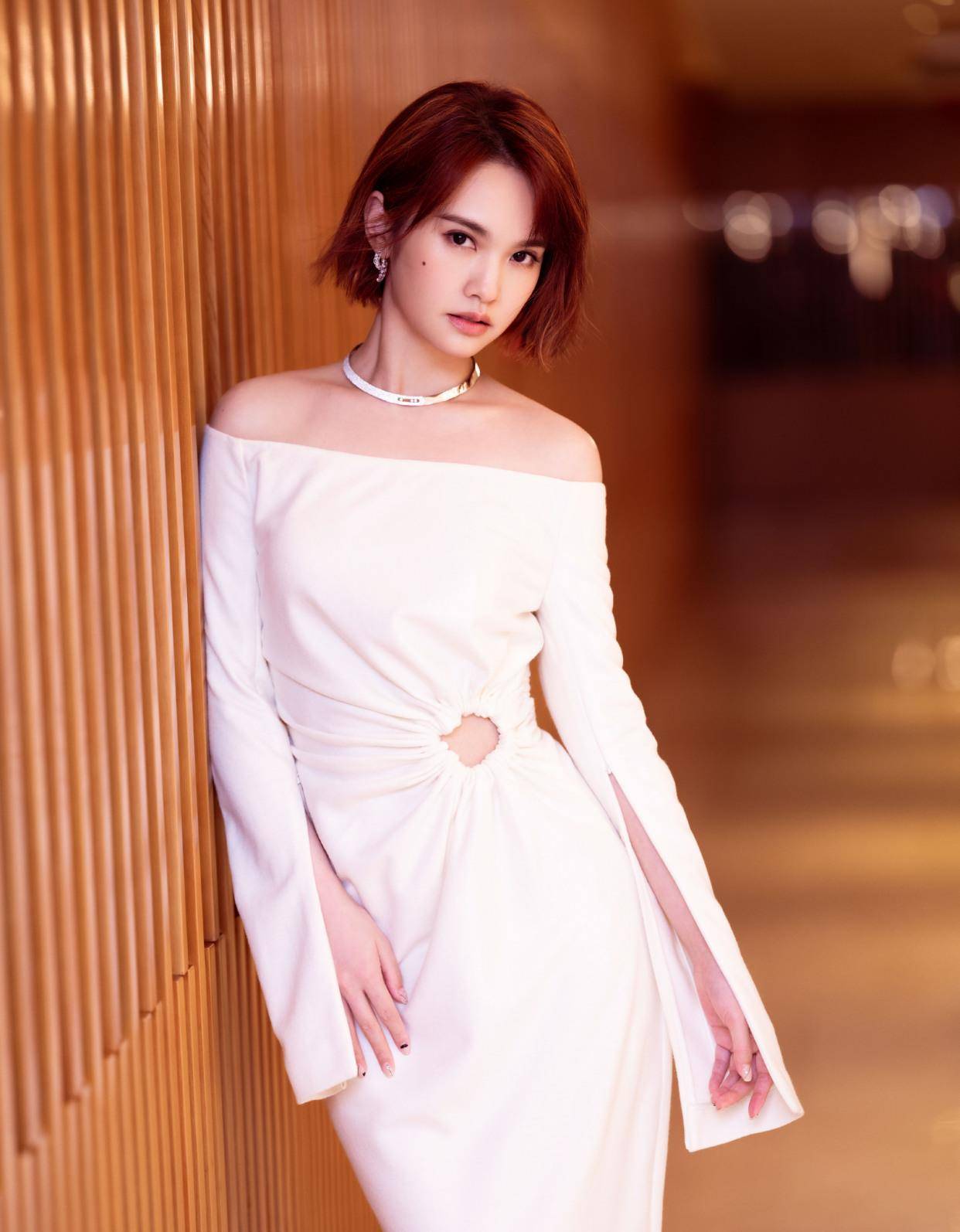 37岁杨丞琳身材好辣,廓形牛仔套装 绿色小背心,马甲线很迷人