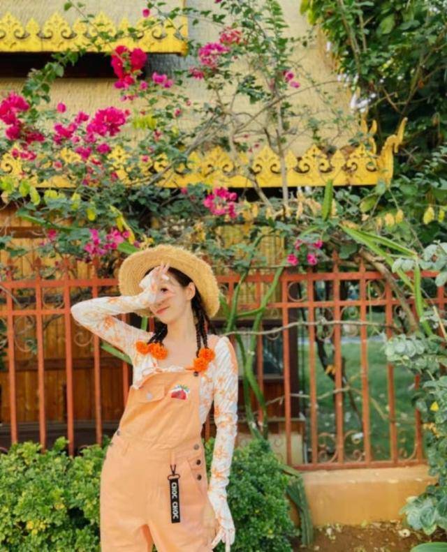 颜色|还记得“严莉莉”吗，刘美含长大有点不敢认，一身甜系穿搭好清纯