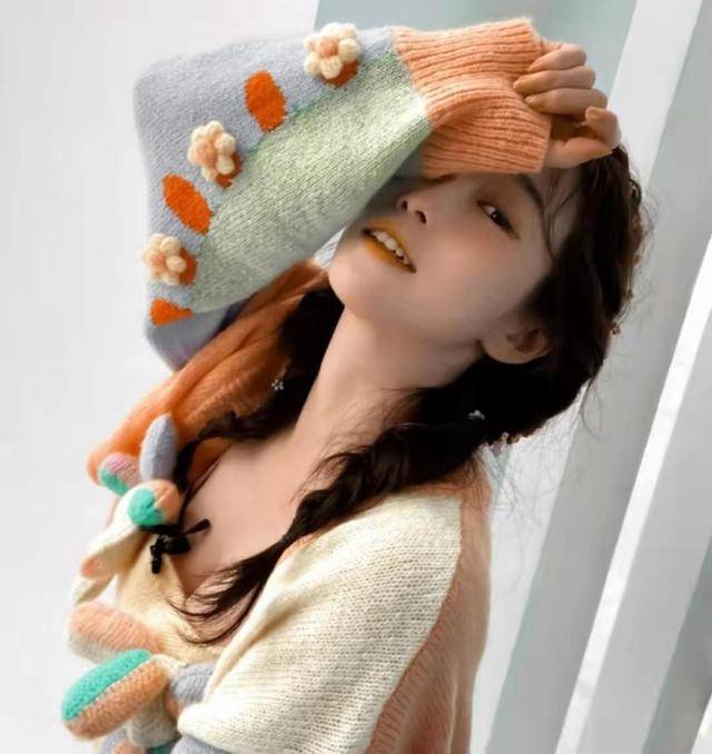 颜色|还记得“严莉莉”吗，刘美含长大有点不敢认，一身甜系穿搭好清纯