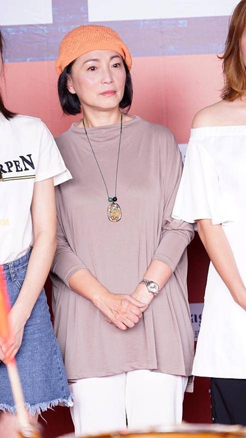 丑也挺|年近60的“石榴姐”不扮丑也挺美,休闲卫衣配阔腿裤,看着挺清爽