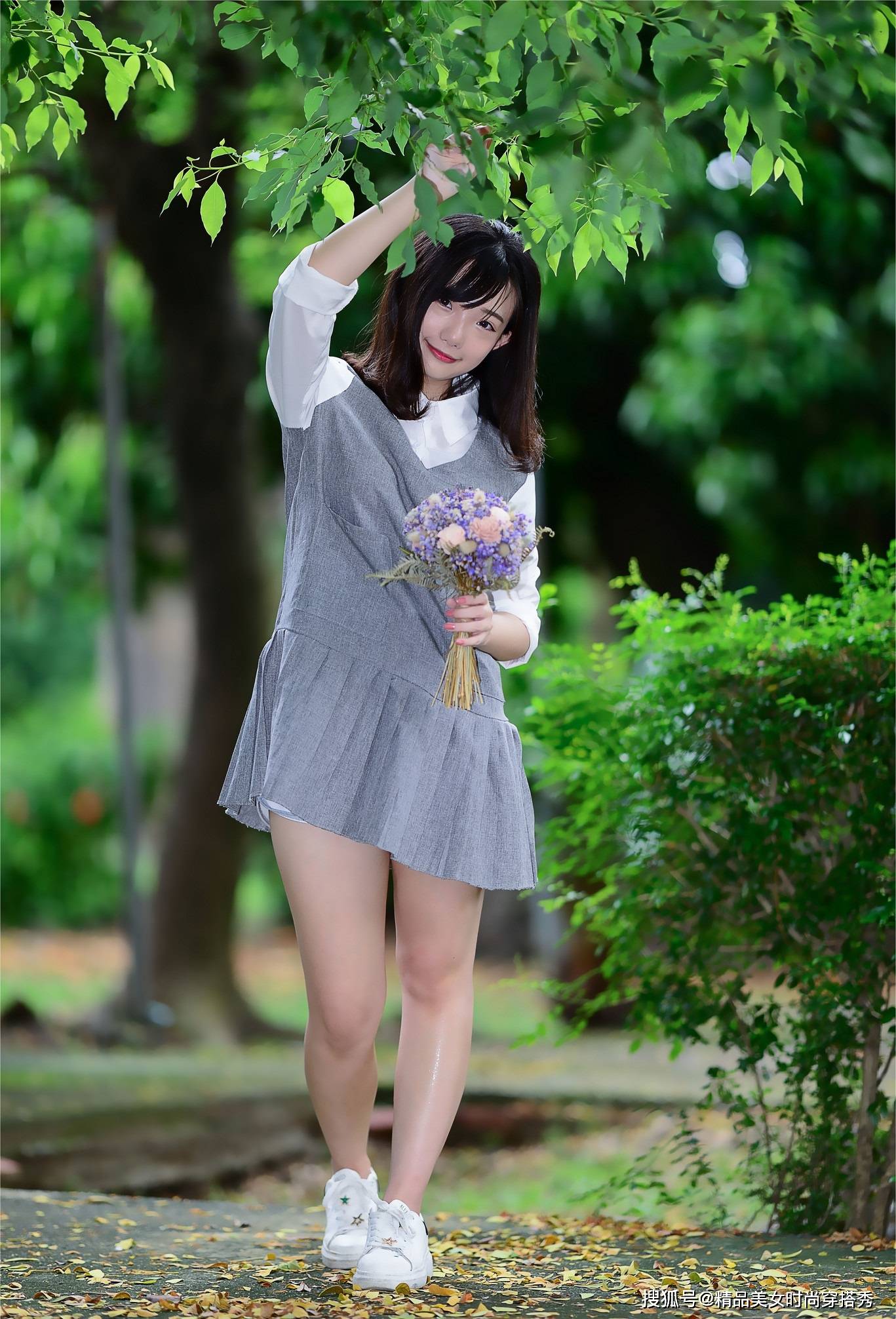 塑造出|美女身穿拼接衬衫百褶裙假两件套，妥妥的纯情少女风