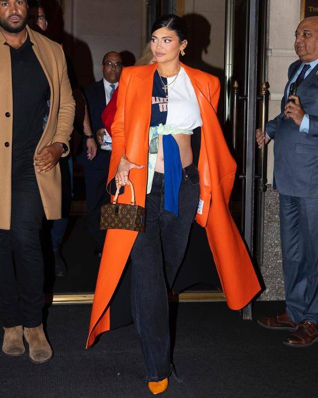 黑色|凯莉·詹娜孕期挺大肚，穿黑色蕾丝连体裤，贴身设计考验身材