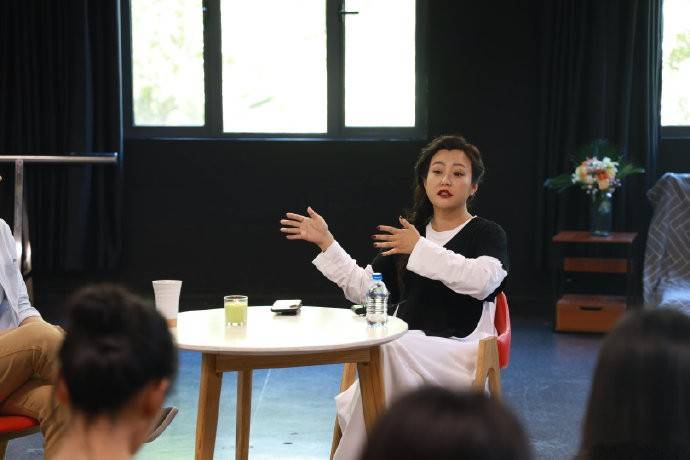 looks|郝蕾穿衣真大胆，针织背心开叉到腋下，叠穿连衣裙，意外很时髦