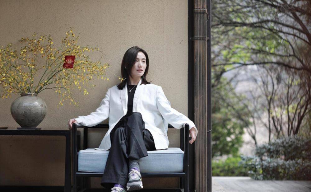 哈金|李亚鹏拍情侣写真,小女友穿白西装气质清冷,像极了年轻时的王菲