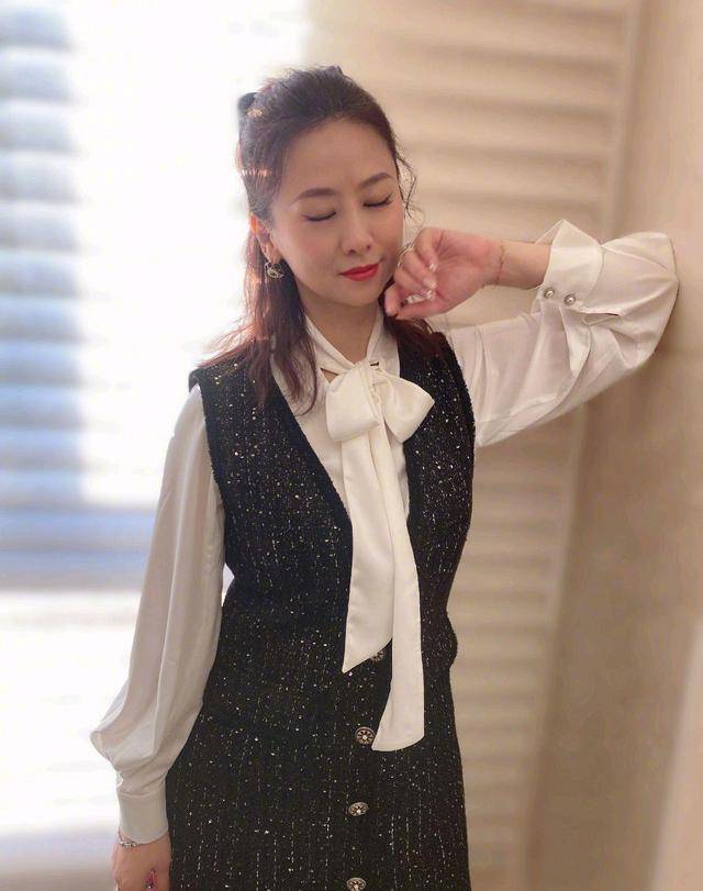 黑色|翁虹年过半百依旧风姿卓越，飘带衬衫配小香风连衣裙，高贵典雅