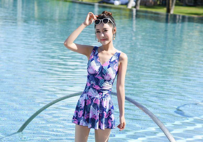 日本模特鼓浪屿拍写真，身穿靓丽沙滩裙，这模样成熟有魅力
