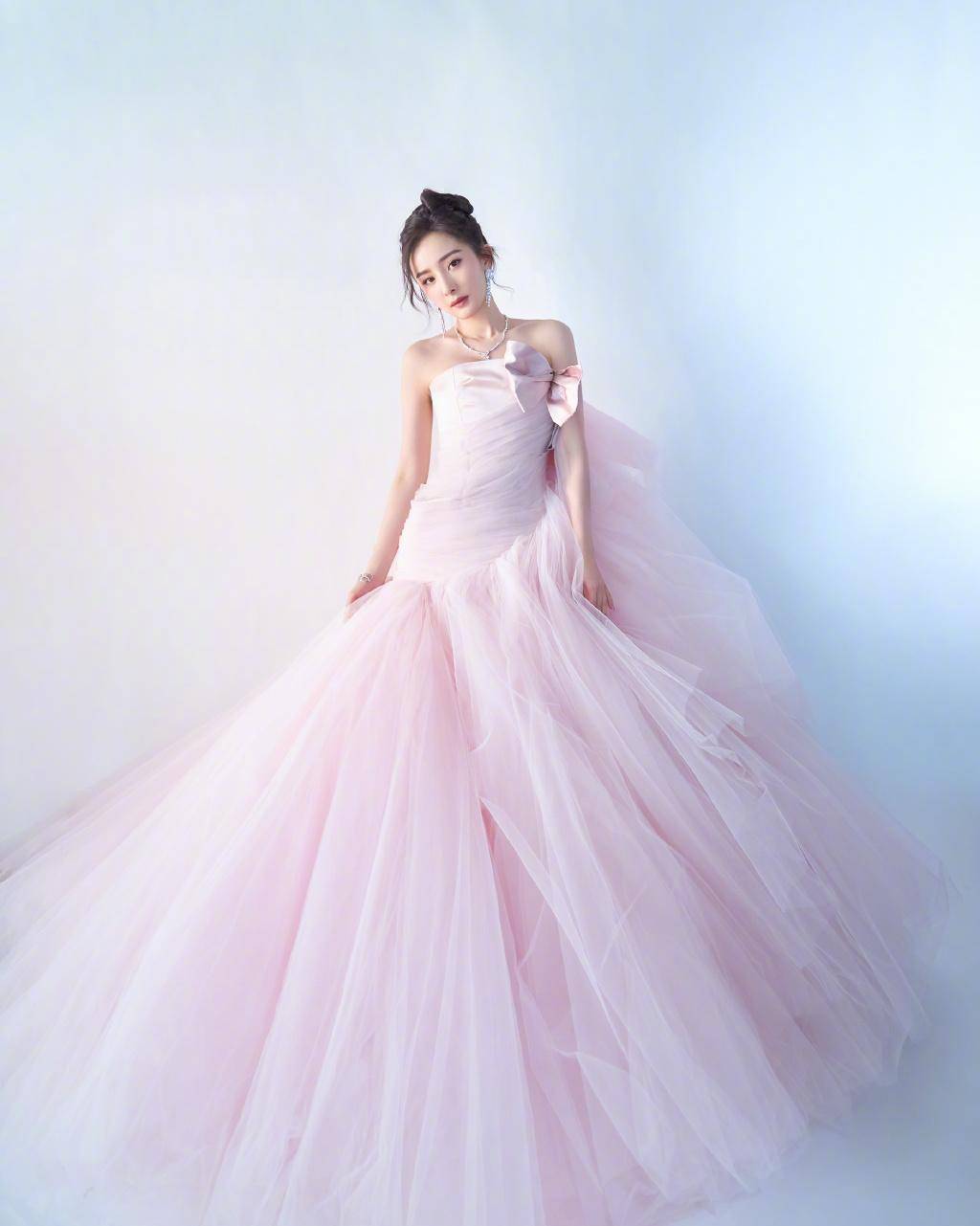 气息|杨幂新年写真红红火火，席地而坐裙摆大张，手持鲜花姿态娇媚