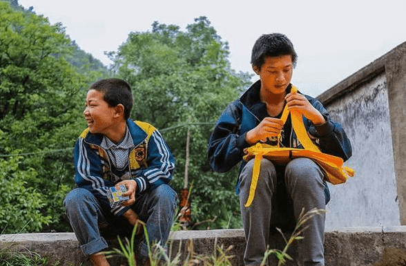 嘲讽|二胎妈妈给孩子买蛋糕边角料，遭众人嘲讽，养不起为什么要生