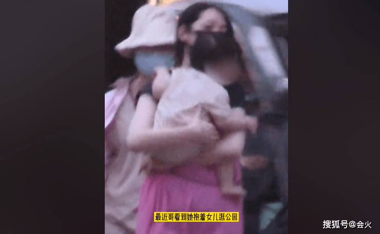 向佐|郭碧婷带女儿逛公园！全程抱女儿累到就地蹲下，身旁紧跟两名助手
