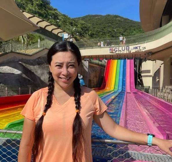 身材|51岁傅明宪罕见露面,穿T恤变胖背厚手臂粗,扎双麻花辫难掩老态