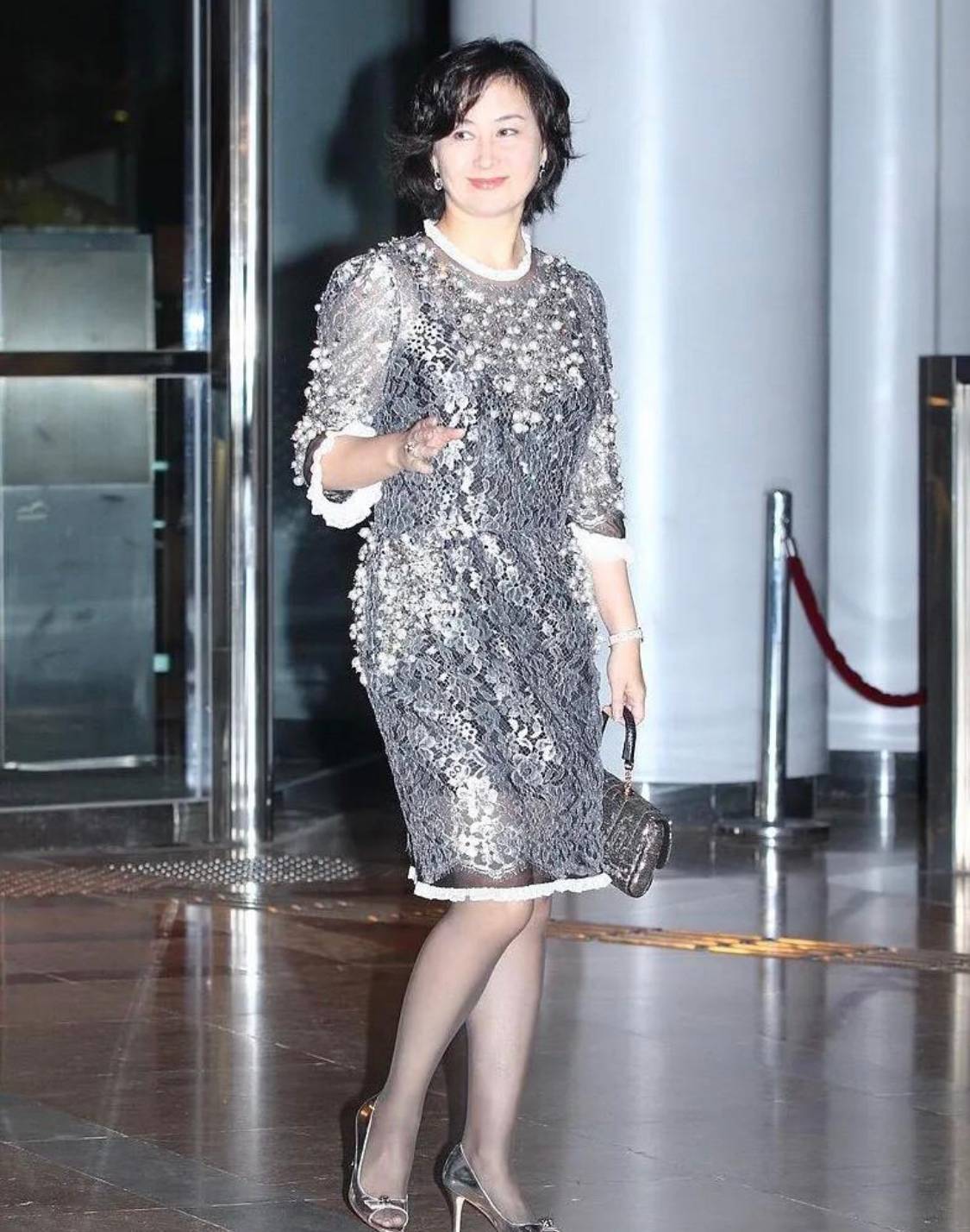 一身|何超琼自带女富豪气场,穿一身豹纹裙和刘嘉玲同框,也丝毫不输