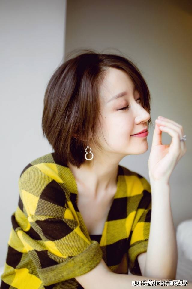 原创漂亮的凤凰卫视黄橙子她是炫目的选美冠军也是很宅的新闻主播