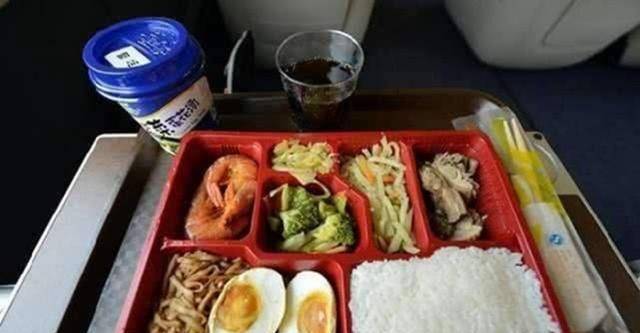 面的|一列动车有几百上千人,为什么卖不出几份盒饭,乘务员道出了原因