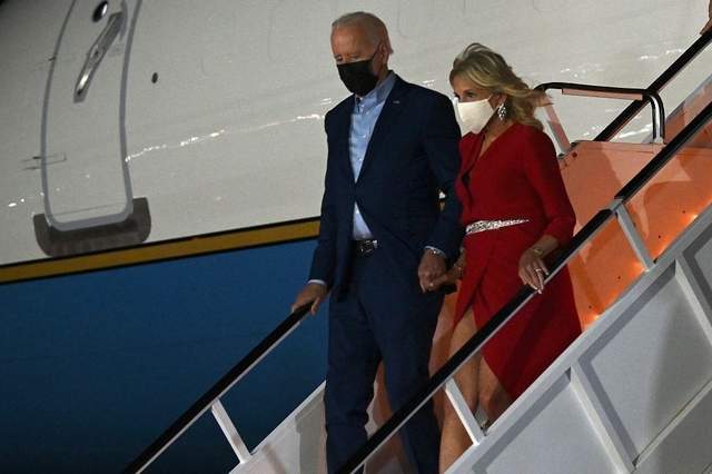 希拉里|三位第一夫人罕同框,米歇尔居C位希拉里变温柔,吉尔打扮不得体