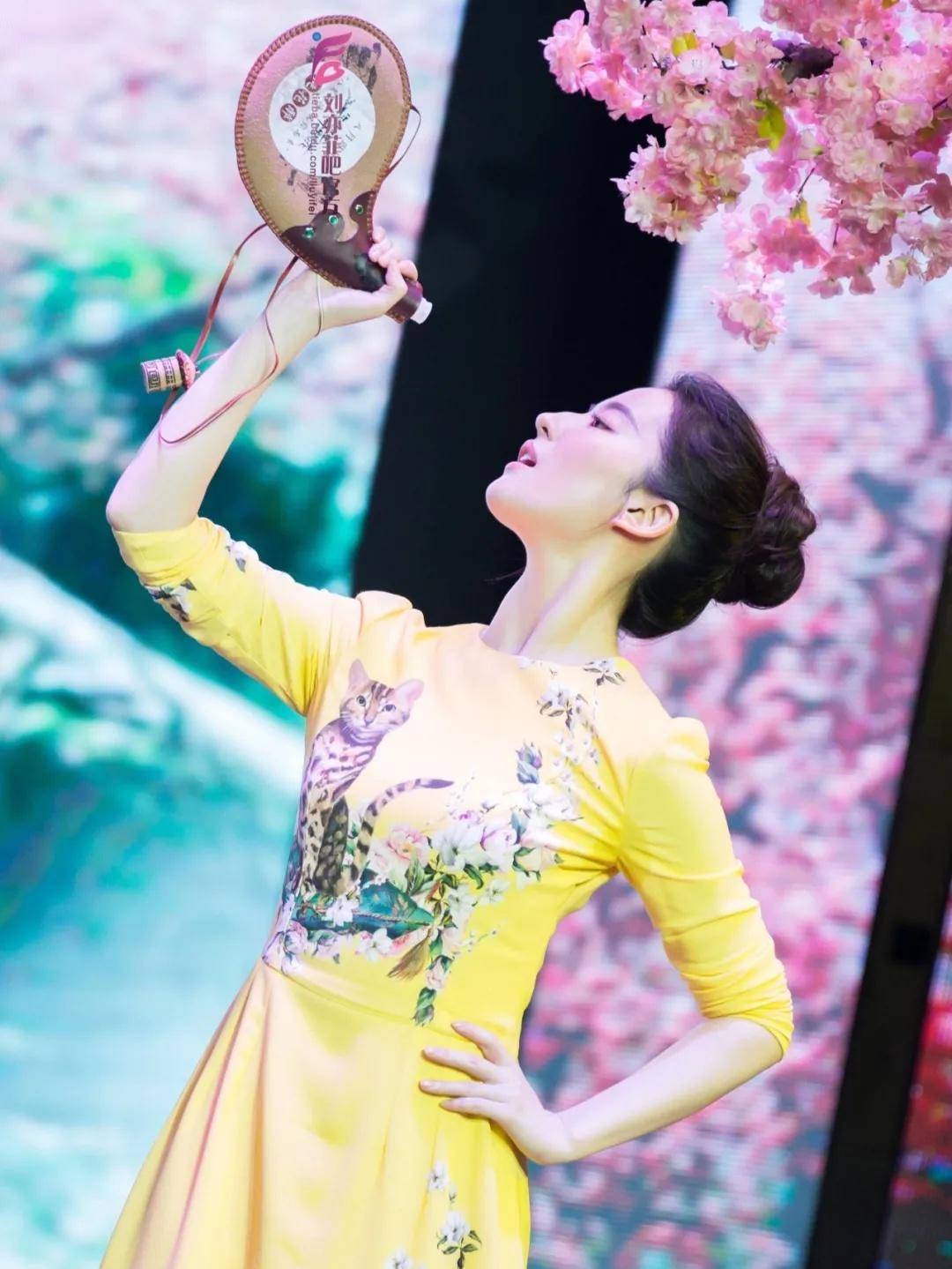 美得|刘亦菲的原装脸就是耐看,一袭黄色连衣裙甜美温柔,美得让人心动