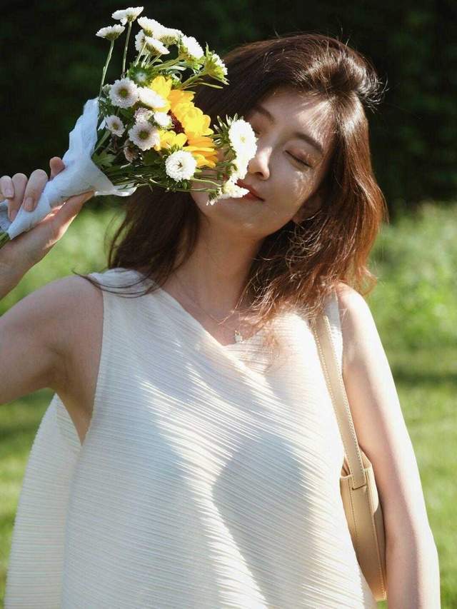 设计|秋天，身穿白色上衣搭配黑色半身裙仙气十足，太适合胖妹妹了