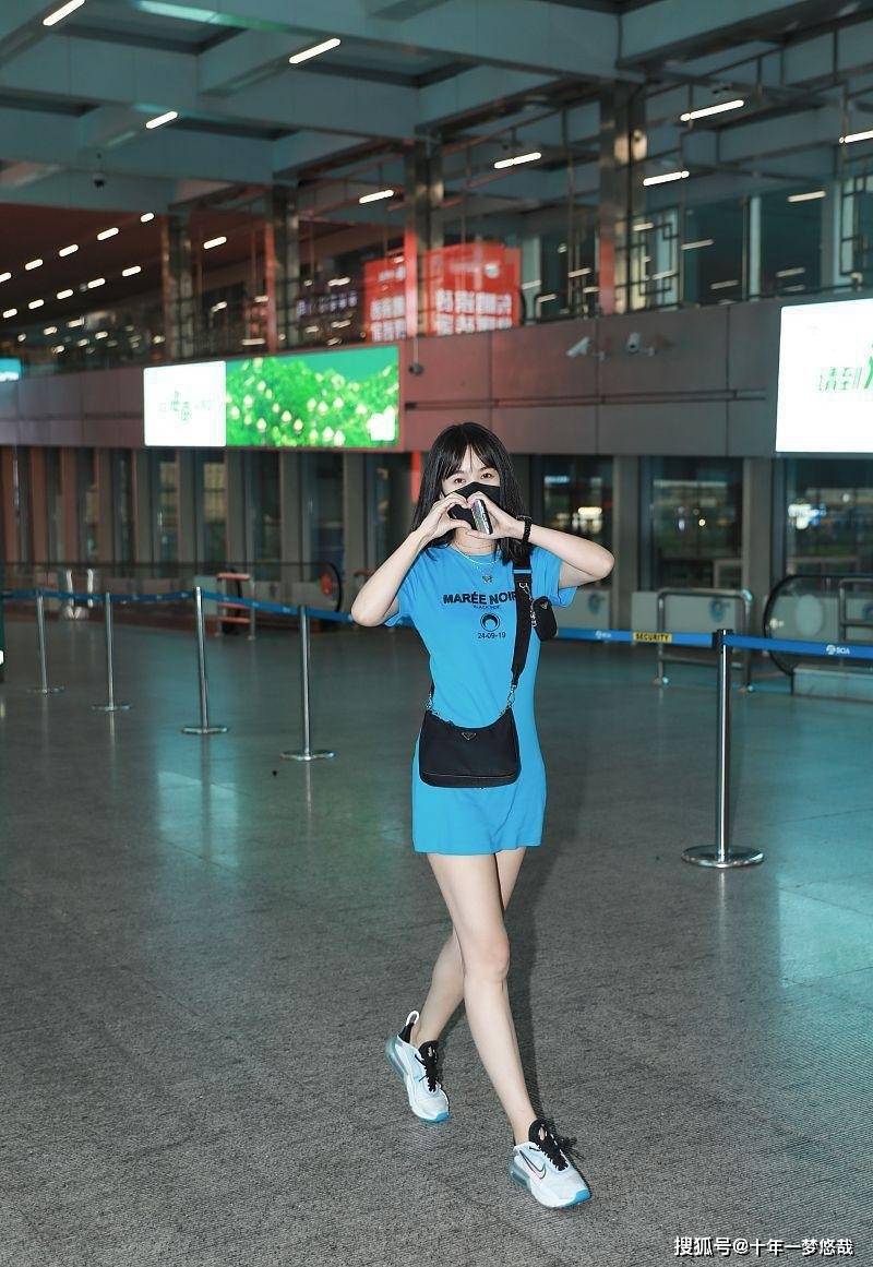 面料|黄晓明前女友这么有气质，丝绒裙拼接金腰带，身材美得恰到好处
