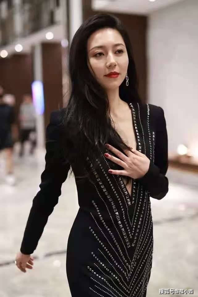 黄梦莹的身材真是"极品",穿深v领礼服亮相,气场不输老板杨幂