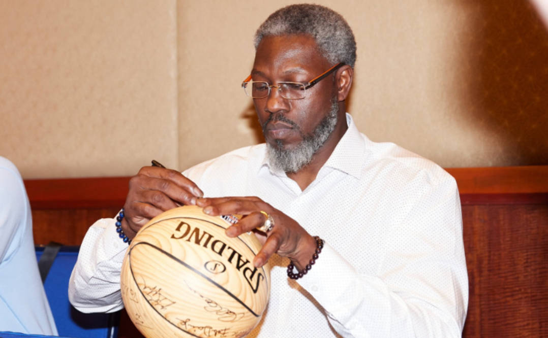 47岁大本钟老了很多!头发胡子全白,昔日nba巨无霸,变了个人_华莱士