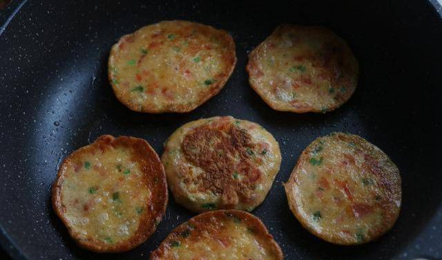 葱花|一款酸甜可口的鸡蛋饼,1个西红柿2个鸡蛋3把面粉,煎一煎搞定