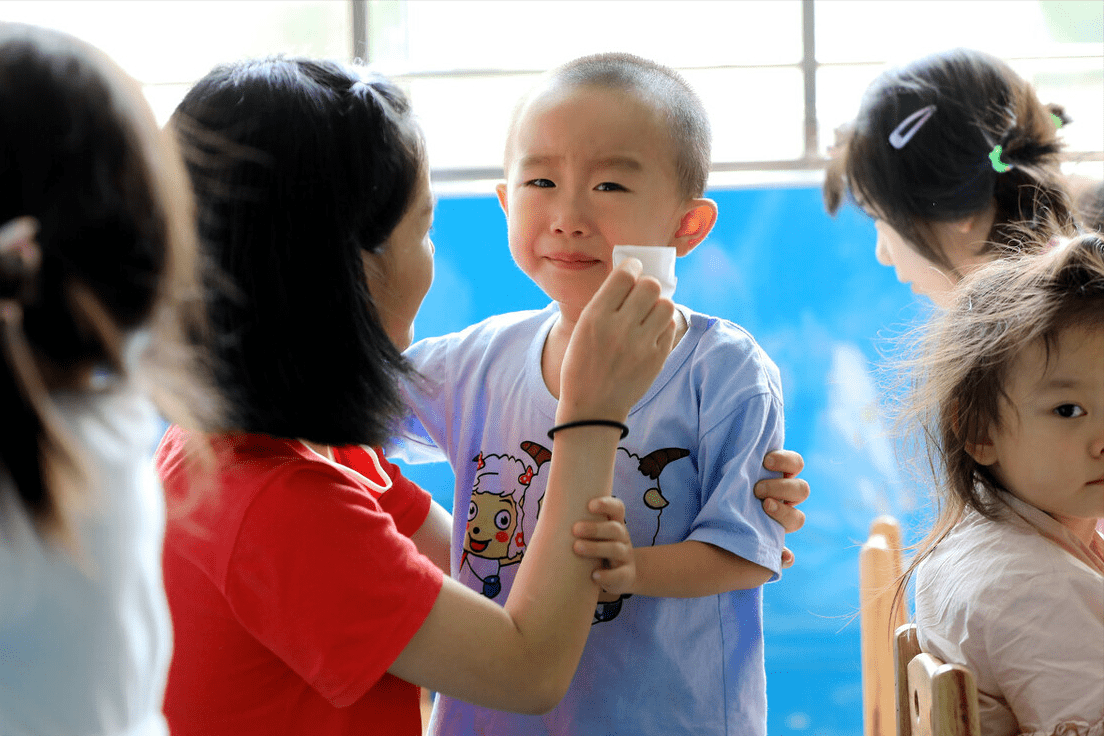 莉莉|孩子上了两周幼儿园，仍然不想再去，家长别忽略“话中”求救信号