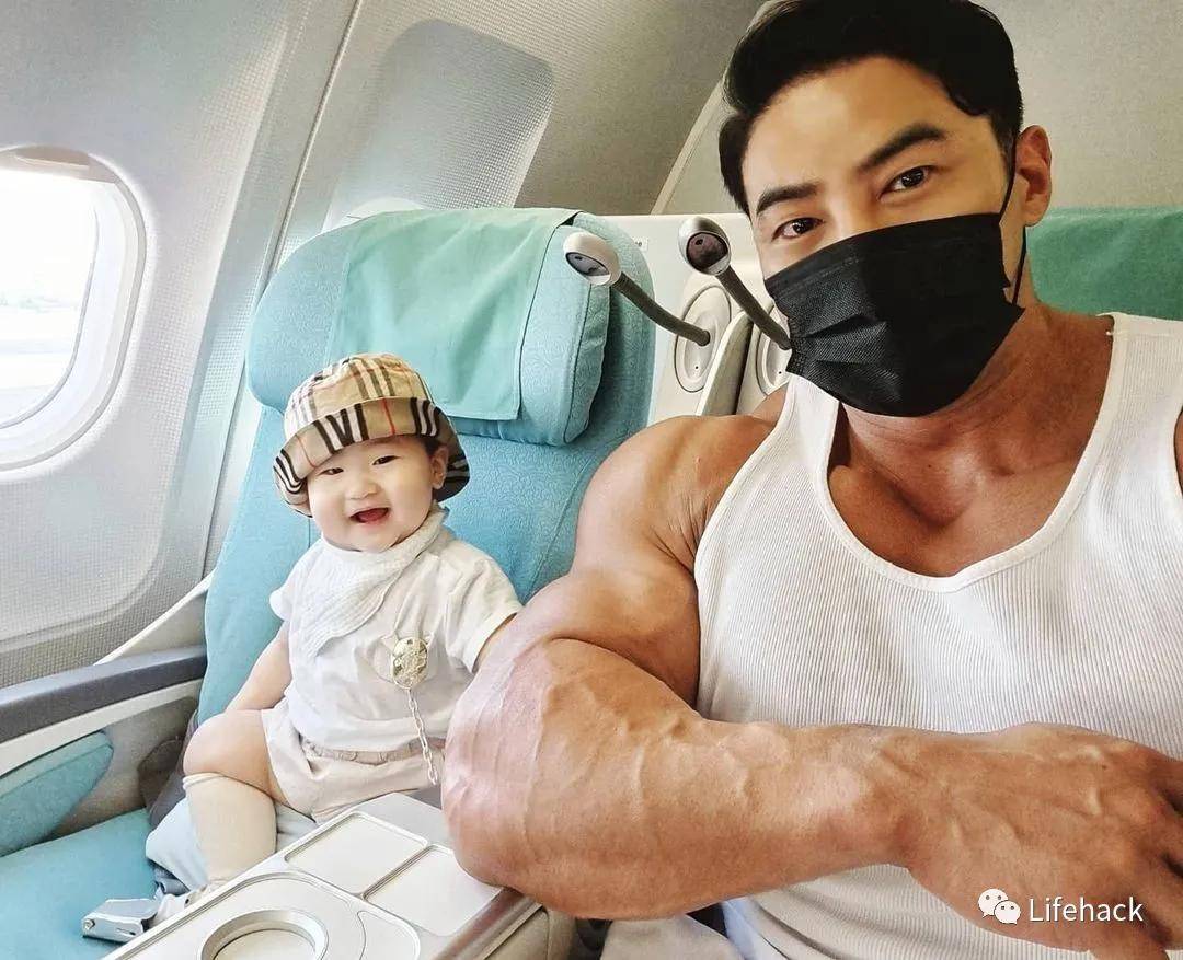 黄哲勋近照曝光胸肌大得像篮球太猛了