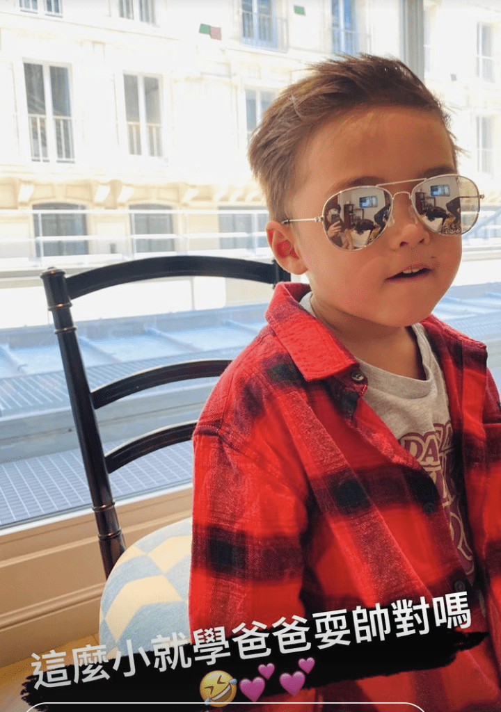 周杰伦|周杰伦时隔4年再晒父女牵手照，小周周身高瞩目，时髦气质似昆凌