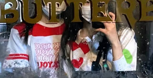 卫衣|李嫣风格大变成淑女！染回黑发穿运动装，一身造型比闺蜜还低调