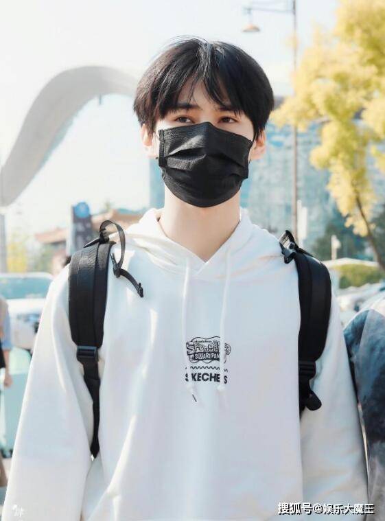 原创继张真源后,丁程鑫也前往北电报道,大二学长焉栩嘉门口迎接"鑫"生