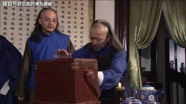 电视剧这么一改,卢忠的形象更加饱满了,而作为路人甲的王太医之子对