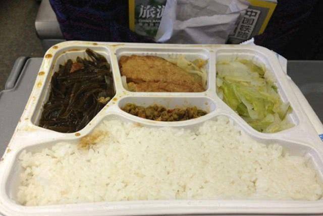 面的|一列动车有几百上千人,为什么卖不出几份盒饭,乘务员道出了原因