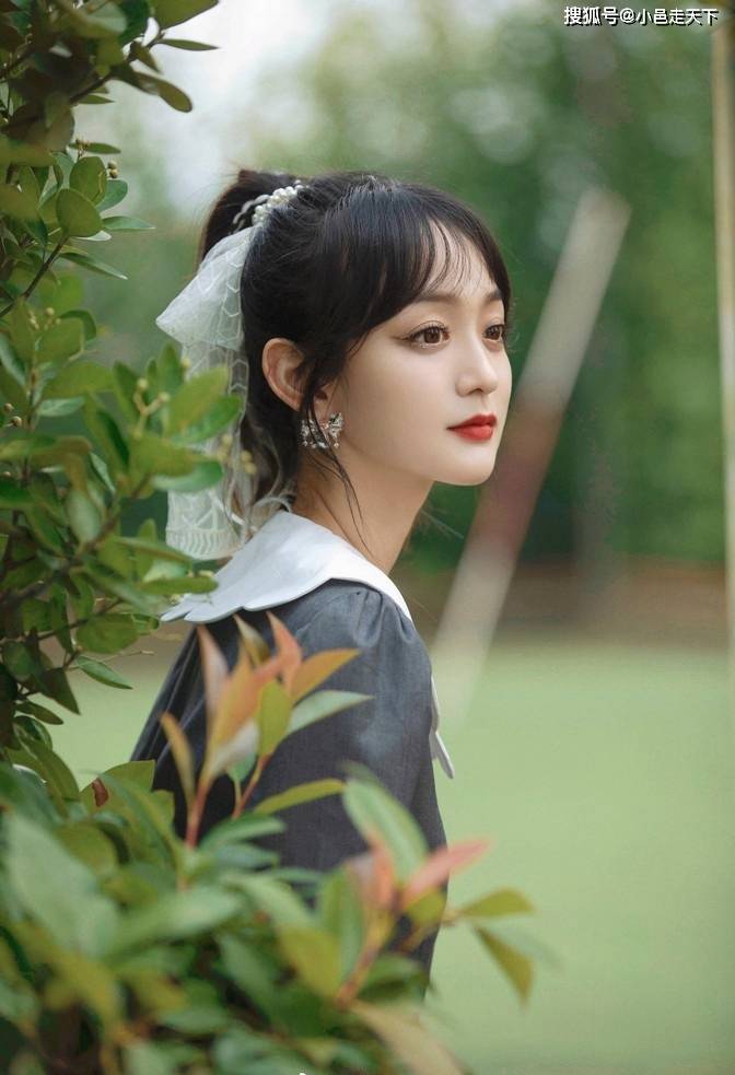 灰色|何泓姗灰色百褶裙青春活力写真