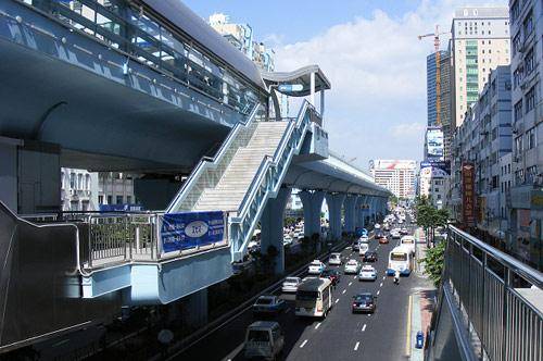 厦门高架桥上的brt