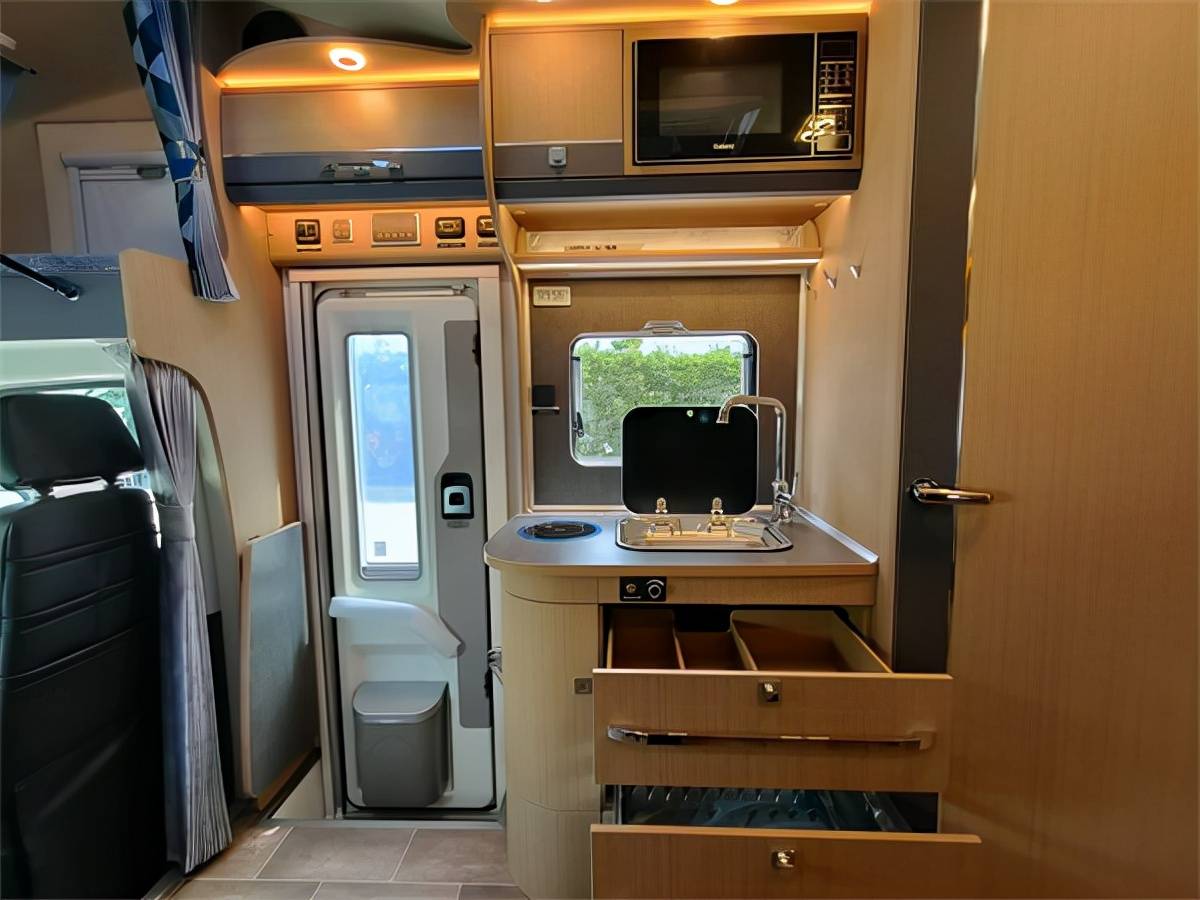 瑞弗v820依维柯双拓展房车内部空间最大的房车