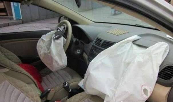 如何正确使用安全气囊避免事故 d42bb9e3e0d94776832cf077e1f2a721.jpeg