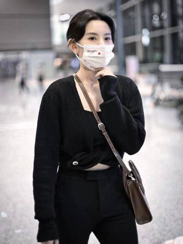 黑色|宋祖儿太懂“穿搭精髓”,黑色针织衫配喇叭裤潇洒帅气,成熟精致