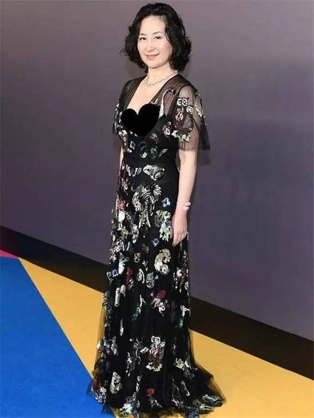 一身|何超琼自带女富豪气场,穿一身豹纹裙和刘嘉玲同框,也丝毫不输
