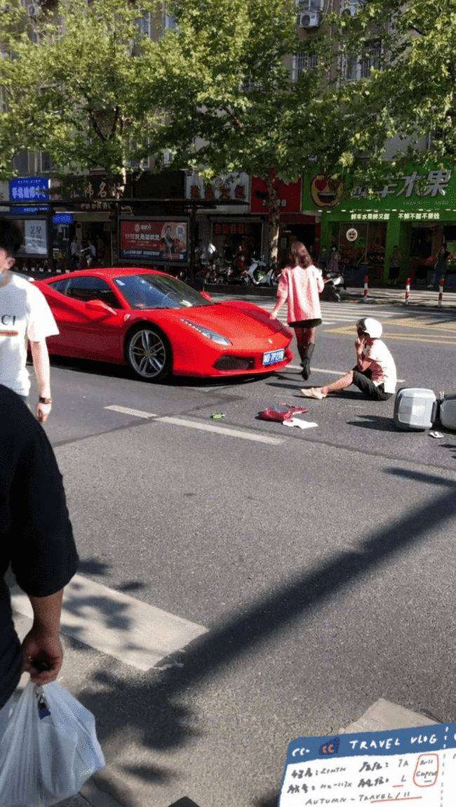 原创杭州小伙开法拉利撞路人,大喊不要报警,因为车和女友都是别人的