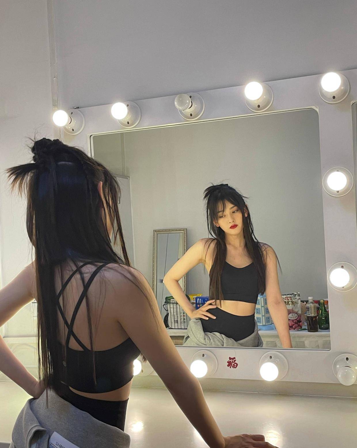 短裙|宋祖儿秋季穿搭真好看，卫衣搭配百褶裙走机场，少女感扑面而来