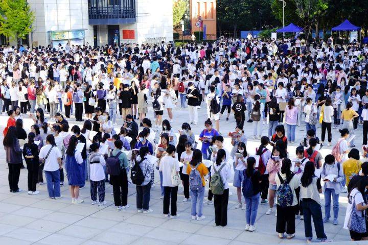 万人|阳光不燥，读书正好 !西安翻译学院学子共赴“万人晨读”！