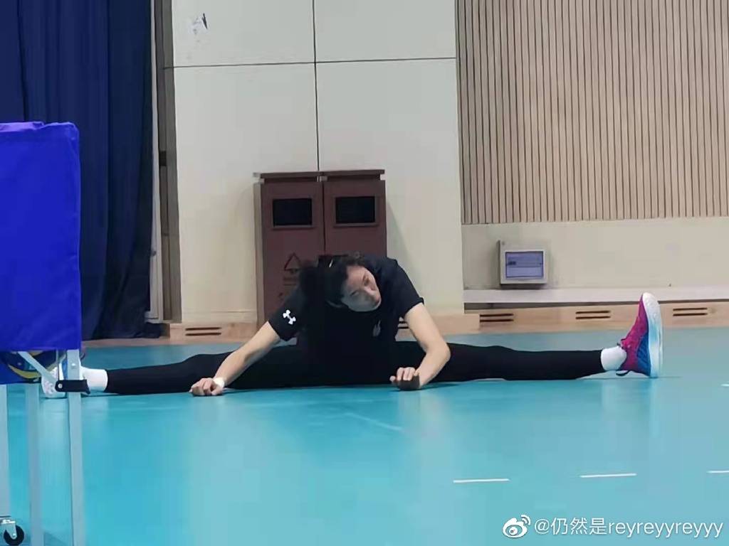 秀一字马展现超强柔韧性,大长腿瞩目_中国女排